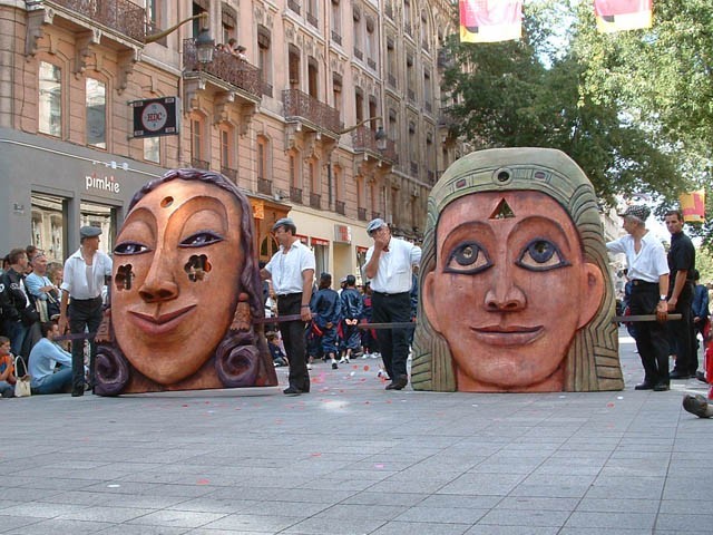 Le Monde des Villes, les Villes du Monde - Défilé de la Biennale de la Danse de Lyon, édition 2006 - le dim. 17 septembre 2006, à Lyon, entre les places des Terreaux et Bellecour, via la Rue de la Rép – « Le Monde des Villes, les Villes du Monde - Défilé de la Biennale de la Danse de Lyon, édition 2006 » –