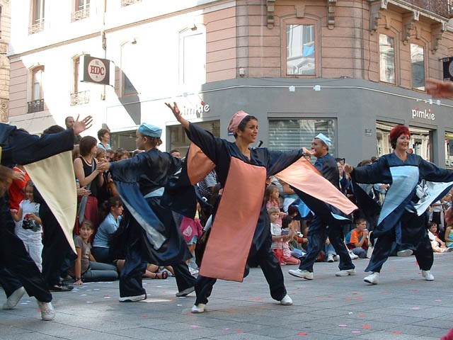 Le Monde des Villes, les Villes du Monde - Défilé de la Biennale de la Danse de Lyon, édition 2006 - le dim. 17 septembre 2006, à Lyon, entre les places des Terreaux et Bellecour, via la Rue de la Rép — « Le Monde des Villes, les Villes du Monde - Défilé de la Biennale de la Danse de Lyon, édition 2006 » —