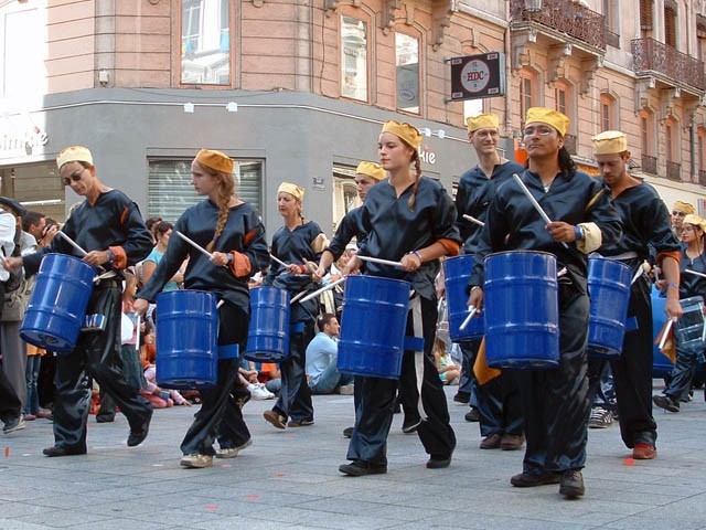 Le Monde des Villes, les Villes du Monde - Défilé de la Biennale de la Danse de Lyon, édition 2006 - le dim. 17 septembre 2006, à Lyon, entre les places des Terreaux et Bellecour, via la Rue de la Rép – « Le Monde des Villes, les Villes du Monde - Défilé de la Biennale de la Danse de Lyon, édition 2006 » –