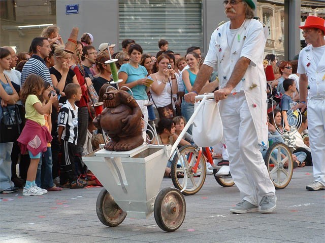 Le Monde des Villes, les Villes du Monde - Défilé de la Biennale de la Danse de Lyon, édition 2006 - le dim. 17 septembre 2006, à Lyon, entre les places des Terreaux et Bellecour, via la Rue de la Rép – « Le Monde des Villes, les Villes du Monde - Défilé de la Biennale de la Danse de Lyon, édition 2006 » –