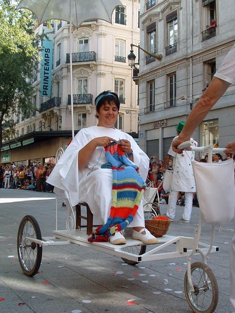 Le Monde des Villes, les Villes du Monde - Défilé de la Biennale de la Danse de Lyon, édition 2006 - le dim. 17 septembre 2006, à Lyon, entre les places des Terreaux et Bellecour, via la Rue de la Rép – « Le Monde des Villes, les Villes du Monde - Défilé de la Biennale de la Danse de Lyon, édition 2006 » –