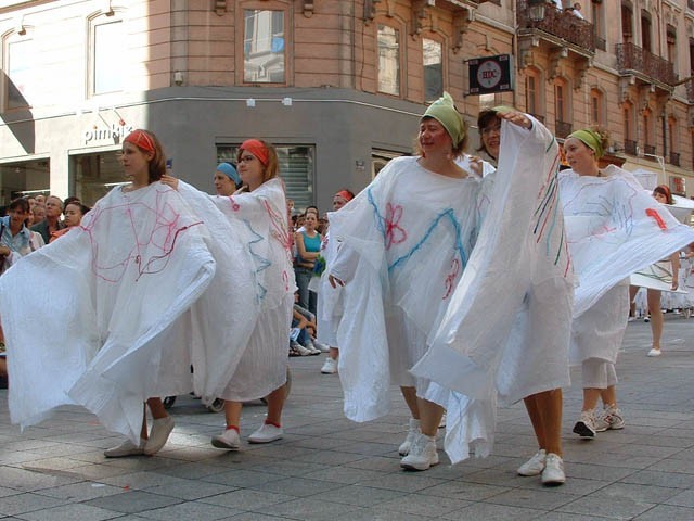 Le Monde des Villes, les Villes du Monde - Défilé de la Biennale de la Danse de Lyon, édition 2006 - le dim. 17 septembre 2006, à Lyon, entre les places des Terreaux et Bellecour, via la Rue de la Rép – « Le Monde des Villes, les Villes du Monde - Défilé de la Biennale de la Danse de Lyon, édition 2006 » –