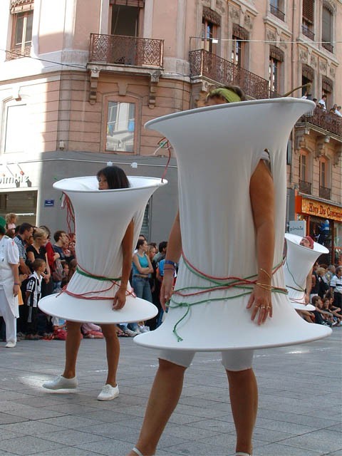 Le Monde des Villes, les Villes du Monde - Défilé de la Biennale de la Danse de Lyon, édition 2006 - le dim. 17 septembre 2006, à Lyon, entre les places des Terreaux et Bellecour, via la Rue de la Rép – « Le Monde des Villes, les Villes du Monde - Défilé de la Biennale de la Danse de Lyon, édition 2006 » –