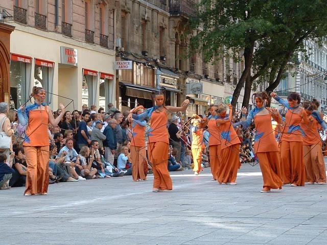 Le Monde des Villes, les Villes du Monde - Défilé de la Biennale de la Danse de Lyon, édition 2006 - le dim. 17 septembre 2006, à Lyon, entre les places des Terreaux et Bellecour, via la Rue de la Rép – « Le Monde des Villes, les Villes du Monde - Défilé de la Biennale de la Danse de Lyon, édition 2006 » –