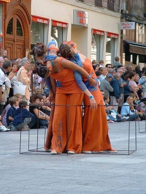 Le Monde des Villes, les Villes du Monde - Défilé de la Biennale de la Danse de Lyon, édition 2006 - le dim. 17 septembre 2006, à Lyon, entre les places des Terreaux et Bellecour, via la Rue de la Rép – « Le Monde des Villes, les Villes du Monde - Défilé de la Biennale de la Danse de Lyon, édition 2006 » –