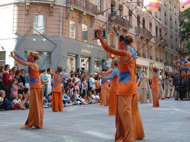 Le Monde des Villes, les Villes du Monde - Défilé de la Biennale de la Danse de Lyon, édition 2006 - le dim. 17 septembre 2006, à Lyon, entre les places des Terreaux et Bellecour, via la Rue de la Rép — « Le Monde des Villes, les Villes du Monde - Défilé de la Biennale de la Danse de Lyon, édition 2006 » —