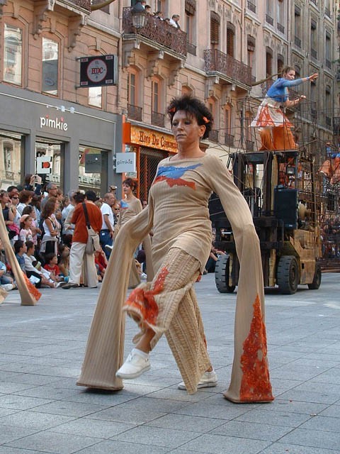 Le Monde des Villes, les Villes du Monde - Défilé de la Biennale de la Danse de Lyon, édition 2006 - le dim. 17 septembre 2006, à Lyon, entre les places des Terreaux et Bellecour, via la Rue de la Rép – « Le Monde des Villes, les Villes du Monde - Défilé de la Biennale de la Danse de Lyon, édition 2006 » –