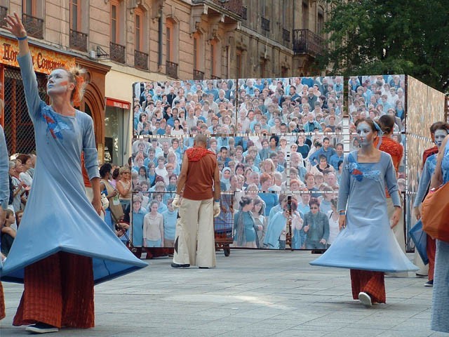 Le Monde des Villes, les Villes du Monde - Défilé de la Biennale de la Danse de Lyon, édition 2006 - le dim. 17 septembre 2006, à Lyon, entre les places des Terreaux et Bellecour, via la Rue de la Rép – « Le Monde des Villes, les Villes du Monde - Défilé de la Biennale de la Danse de Lyon, édition 2006 » –
