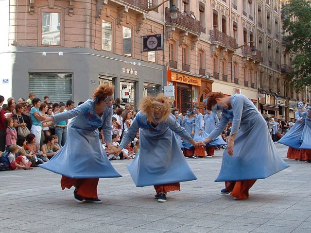 Le Monde des Villes, les Villes du Monde - Défilé de la Biennale de la Danse de Lyon, édition 2006 - le dim. 17 septembre 2006, à Lyon, entre les places des Terreaux et Bellecour, via la Rue de la Rép – « Le Monde des Villes, les Villes du Monde - Défilé de la Biennale de la Danse de Lyon, édition 2006 » –