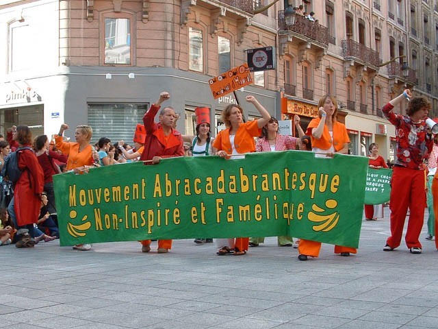 Le Monde des Villes, les Villes du Monde - Défilé de la Biennale de la Danse de Lyon, édition 2006 - le dim. 17 septembre 2006, à Lyon, entre les places des Terreaux et Bellecour, via la Rue de la Rép — « Le Monde des Villes, les Villes du Monde - Défilé de la Biennale de la Danse de Lyon, édition 2006 » —