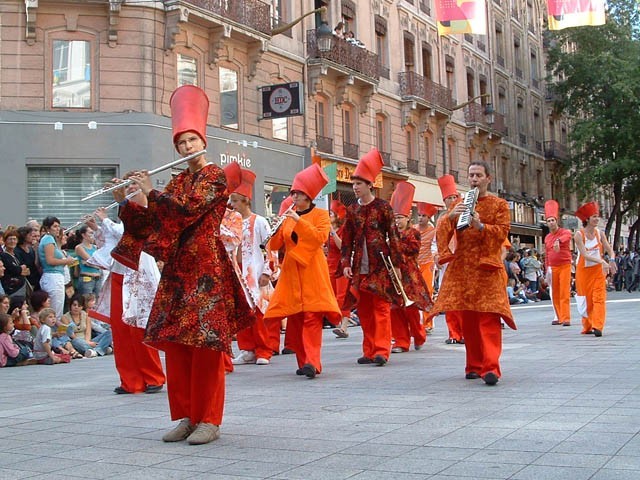 Le Monde des Villes, les Villes du Monde - Défilé de la Biennale de la Danse de Lyon, édition 2006 - le dim. 17 septembre 2006, à Lyon, entre les places des Terreaux et Bellecour, via la Rue de la Rép – « Le Monde des Villes, les Villes du Monde - Défilé de la Biennale de la Danse de Lyon, édition 2006 » –