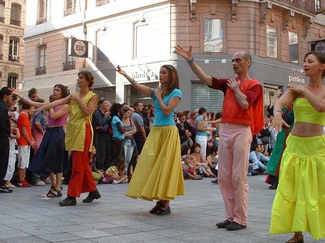Le Monde des Villes, les Villes du Monde - Défilé de la Biennale de la Danse de Lyon, édition 2006 - le dim. 17 septembre 2006, à Lyon, entre les places des Terreaux et Bellecour, via la Rue de la Rép – « Le Monde des Villes, les Villes du Monde - Défilé de la Biennale de la Danse de Lyon, édition 2006 » –