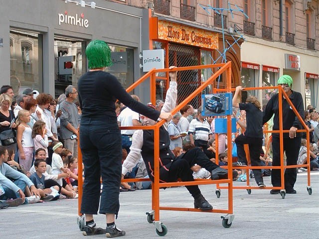 Le Monde des Villes, les Villes du Monde - Défilé de la Biennale de la Danse de Lyon, édition 2006 - le dim. 17 septembre 2006, à Lyon, entre les places des Terreaux et Bellecour, via la Rue de la Rép – « Le Monde des Villes, les Villes du Monde - Défilé de la Biennale de la Danse de Lyon, édition 2006 » –