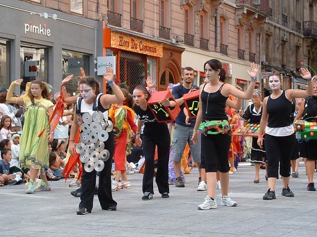 Le Monde des Villes, les Villes du Monde - Défilé de la Biennale de la Danse de Lyon, édition 2006 - le dim. 17 septembre 2006, à Lyon, entre les places des Terreaux et Bellecour, via la Rue de la Rép – « Le Monde des Villes, les Villes du Monde - Défilé de la Biennale de la Danse de Lyon, édition 2006 » –