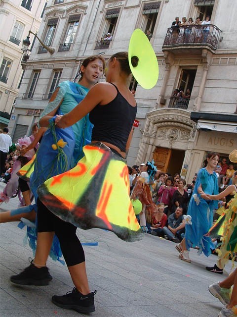 Le Monde des Villes, les Villes du Monde - Défilé de la Biennale de la Danse de Lyon, édition 2006 - le dim. 17 septembre 2006, à Lyon, entre les places des Terreaux et Bellecour, via la Rue de la Rép — « Le Monde des Villes, les Villes du Monde - Défilé de la Biennale de la Danse de Lyon, édition 2006 » —