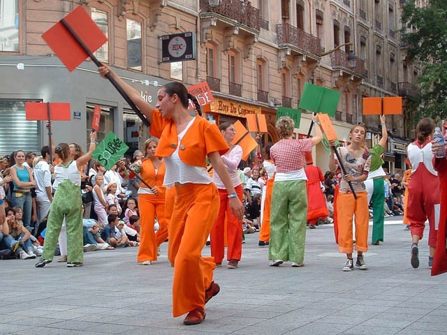 Le Monde des Villes, les Villes du Monde - Défilé de la Biennale de la Danse de Lyon, édition 2006 - le dim. 17 septembre 2006, à Lyon, entre les places des Terreaux et Bellecour, vi — « Le Monde des Villes, les Villes du Monde - Défilé de la Biennale de la Danse de Lyon, édition 2006 » —