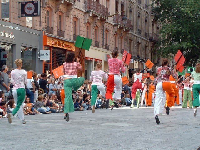 Le Monde des Villes, les Villes du Monde - Défilé de la Biennale de la Danse de Lyon, édition 2006 - le dim. 17 septembre 2006, à Lyon, entre les places des Terreaux et Bellecour, vi — « Le Monde des Villes, les Villes du Monde - Défilé de la Biennale de la Danse de Lyon, édition 2006 » —