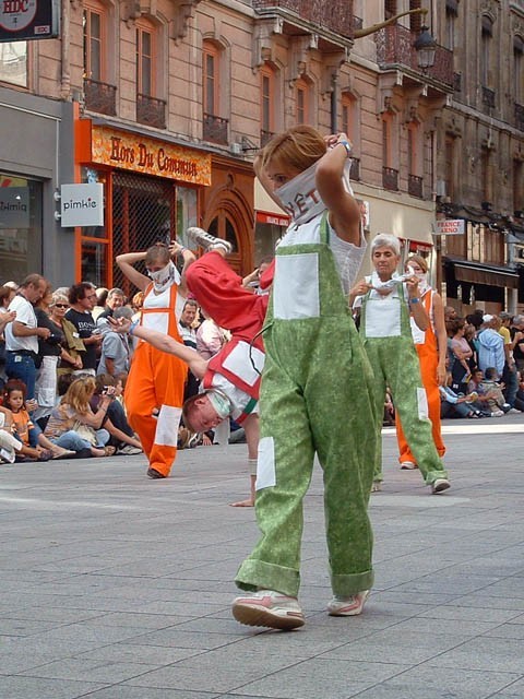 Le Monde des Villes, les Villes du Monde - Défilé de la Biennale de la Danse de Lyon, édition 2006 - le dim. 17 septembre 2006, à Lyon, entre les places des Terreaux et Bellecour, via la Rue de la Rép — « Le Monde des Villes, les Villes du Monde - Défilé de la Biennale de la Danse de Lyon, édition 2006 » —