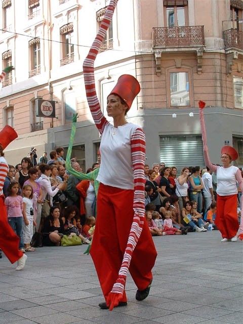 Le Monde des Villes, les Villes du Monde - Défilé de la Biennale de la Danse de Lyon, édition 2006 - le dim. 17 septembre 2006, à Lyon, entre les places des Terreaux et Bellecour, via la Rue de la Rép — « Le Monde des Villes, les Villes du Monde - Défilé de la Biennale de la Danse de Lyon, édition 2006 » —