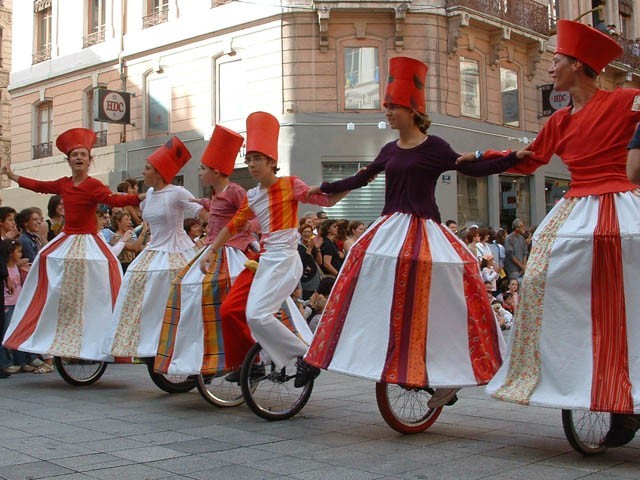 Le Monde des Villes, les Villes du Monde - Défilé de la Biennale de la Danse de Lyon, édition 2006 - le dim. 17 septembre 2006, à Lyon, entre les places des Terreaux et Bellecour, via la Rue de la Rép — « Le Monde des Villes, les Villes du Monde - Défilé de la Biennale de la Danse de Lyon, édition 2006 » —