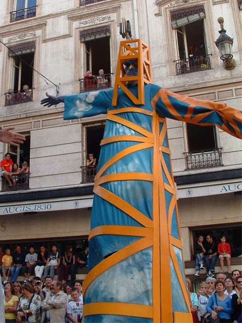 Le Monde des Villes, les Villes du Monde - Défilé de la Biennale de la Danse de Lyon, édition 2006 - le dim. 17 septembre 2006, à Lyon, entre les places des Terreaux et Bellecour, via la Rue de la Rép — « Le Monde des Villes, les Villes du Monde - Défilé de la Biennale de la Danse de Lyon, édition 2006 » —