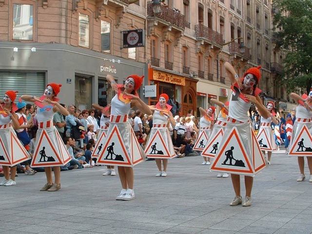 Le Monde des Villes, les Villes du Monde - Défilé de la Biennale de la Danse de Lyon, édition 2006 - le dim. 17 septembre 2006, à Lyon, entre les places des Terreaux et Bellecour, via la Rue de la Rép – « Le Monde des Villes, les Villes du Monde - Défilé de la Biennale de la Danse de Lyon, édition 2006 » –