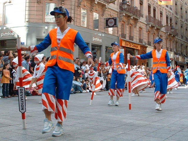 Le Monde des Villes, les Villes du Monde - Défilé de la Biennale de la Danse de Lyon, édition 2006 - le dim. 17 septembre 2006, à Lyon, entre les places des Terreaux et Bellecour, via la Rue de la Rép – « Le Monde des Villes, les Villes du Monde - Défilé de la Biennale de la Danse de Lyon, édition 2006 » –