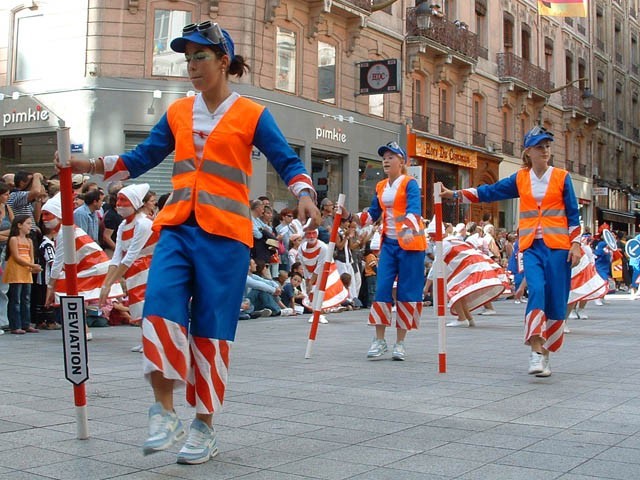 Le Monde des Villes, les Villes du Monde - Défilé de la Biennale de la Danse de Lyon, édition 2006 - le dim. 17 septembre 2006, à Lyon, entre les places des Terreaux et Bellecour, via la Rue de la Rép — « Le Monde des Villes, les Villes du Monde - Défilé de la Biennale de la Danse de Lyon, édition 2006 » —