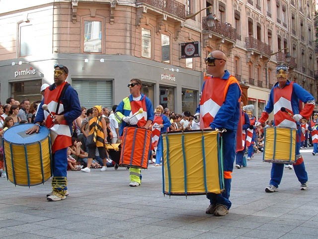 Le Monde des Villes, les Villes du Monde - Défilé de la Biennale de la Danse de Lyon, édition 2006 - le dim. 17 septembre 2006, à Lyon, entre les places des Terreaux et Bellecour, via la Rue de la Rép — « Le Monde des Villes, les Villes du Monde - Défilé de la Biennale de la Danse de Lyon, édition 2006 » —