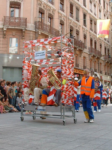 Le Monde des Villes, les Villes du Monde - Défilé de la Biennale de la Danse de Lyon, édition 2006 - le dim. 17 septembre 2006, à Lyon, entre les places des Terreaux et Bellecour, via la Rue de la Rép – « Le Monde des Villes, les Villes du Monde - Défilé de la Biennale de la Danse de Lyon, édition 2006 » –