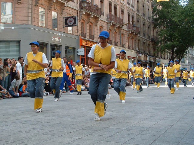 Le Monde des Villes, les Villes du Monde - Défilé de la Biennale de la Danse de Lyon, édition 2006 - le dim. 17 septembre 2006, à Lyon, entre les places des Terreaux et Bellecour, via la Rue de la Rép – « Le Monde des Villes, les Villes du Monde - Défilé de la Biennale de la Danse de Lyon, édition 2006 » –