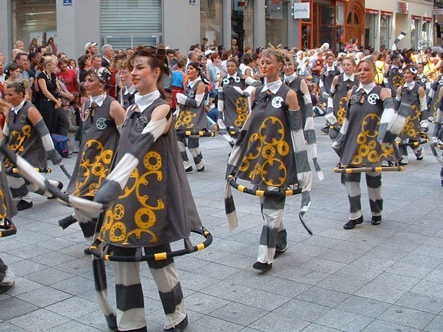 Le Monde des Villes, les Villes du Monde - Défilé de la Biennale de la Danse de Lyon, édition 2006 - le dim. 17 septembre 2006, à Lyon, entre les places des Terreaux et Bellecour, via la Rue de la Rép — « Le Monde des Villes, les Villes du Monde - Défilé de la Biennale de la Danse de Lyon, édition 2006 » —