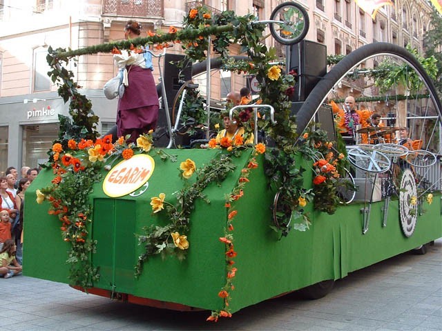 Le Monde des Villes, les Villes du Monde - Défilé de la Biennale de la Danse de Lyon, édition 2006 - le dim. 17 septembre 2006, à Lyon, entre les places des Terreaux et Bellecour, via la Rue de la Rép — « Le Monde des Villes, les Villes du Monde - Défilé de la Biennale de la Danse de Lyon, édition 2006 » —