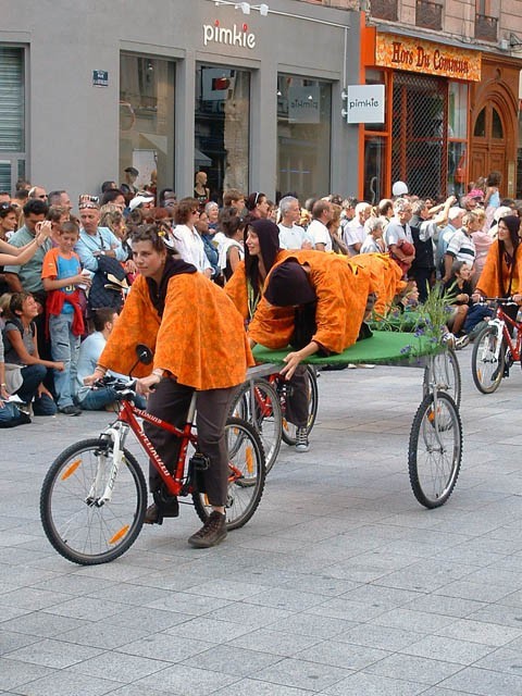 Le Monde des Villes, les Villes du Monde - Défilé de la Biennale de la Danse de Lyon, édition 2006 - le dim. 17 septembre 2006, à Lyon, entre les places des Terreaux et Bellecour, via la Rue de la Rép — « Le Monde des Villes, les Villes du Monde - Défilé de la Biennale de la Danse de Lyon, édition 2006 » —