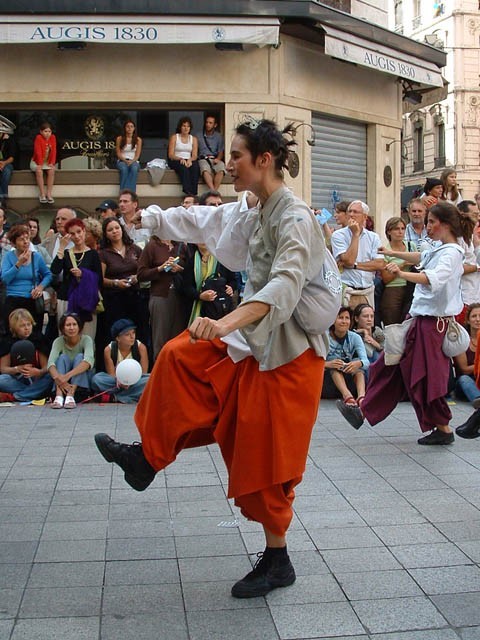 Le Monde des Villes, les Villes du Monde - Défilé de la Biennale de la Danse de Lyon, édition 2006 - le dim. 17 septembre 2006, à Lyon, entre les places des Terreaux et Bellecour, via la Rue de la Rép – « Le Monde des Villes, les Villes du Monde - Défilé de la Biennale de la Danse de Lyon, édition 2006 » –