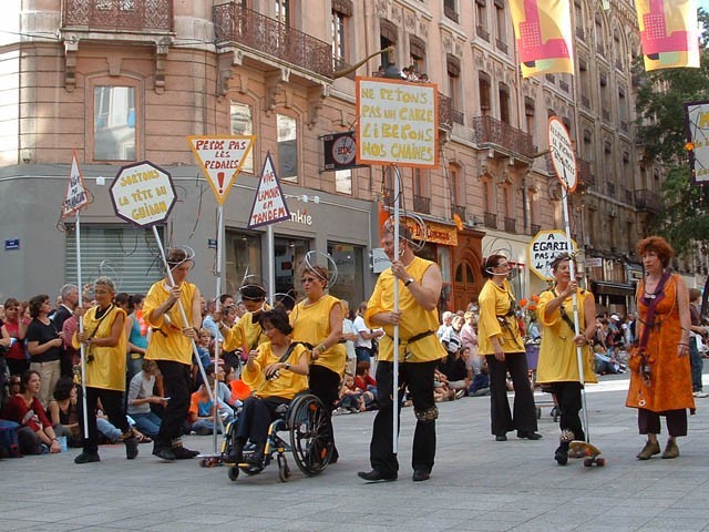 Le Monde des Villes, les Villes du Monde - Défilé de la Biennale de la Danse de Lyon, édition 2006 - le dim. 17 septembre 2006, à Lyon, entre les places des Terreaux et Bellecour, via la Rue de la Rép – « Le Monde des Villes, les Villes du Monde - Défilé de la Biennale de la Danse de Lyon, édition 2006 » –