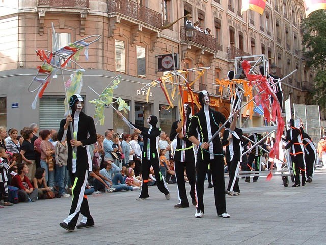 Le Monde des Villes, les Villes du Monde - Défilé de la Biennale de la Danse de Lyon, édition 2006 - le dim. 17 septembre 2006, à Lyon, entre les places des Terreaux et Bellecour, via la Rue de la Rép – « Le Monde des Villes, les Villes du Monde - Défilé de la Biennale de la Danse de Lyon, édition 2006 » –