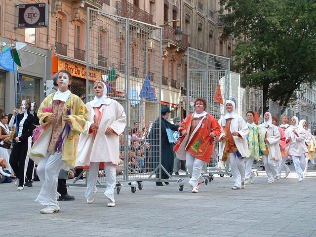 Le Monde des Villes, les Villes du Monde - Défilé de la Biennale de la Danse de Lyon, édition 2006 - le dim. 17 septembre 2006, à Lyon, entre les places des Terreaux et Bellecour, via la Rue de la Rép – « Le Monde des Villes, les Villes du Monde - Défilé de la Biennale de la Danse de Lyon, édition 2006 » –