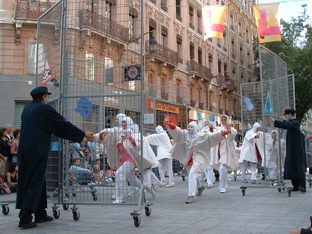 Le Monde des Villes, les Villes du Monde - Défilé de la Biennale de la Danse de Lyon, édition 2006 - le dim. 17 septembre 2006, à Lyon, entre les places des Terreaux et Bellecour, via la Rue de la Rép — « Le Monde des Villes, les Villes du Monde - Défilé de la Biennale de la Danse de Lyon, édition 2006 » —