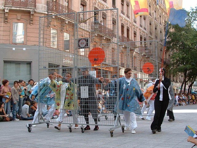 Le Monde des Villes, les Villes du Monde - Défilé de la Biennale de la Danse de Lyon, édition 2006 - le dim. 17 septembre 2006, à Lyon, entre les places des Terreaux et Bellecour, via la Rue de la Rép – « Le Monde des Villes, les Villes du Monde - Défilé de la Biennale de la Danse de Lyon, édition 2006 » –