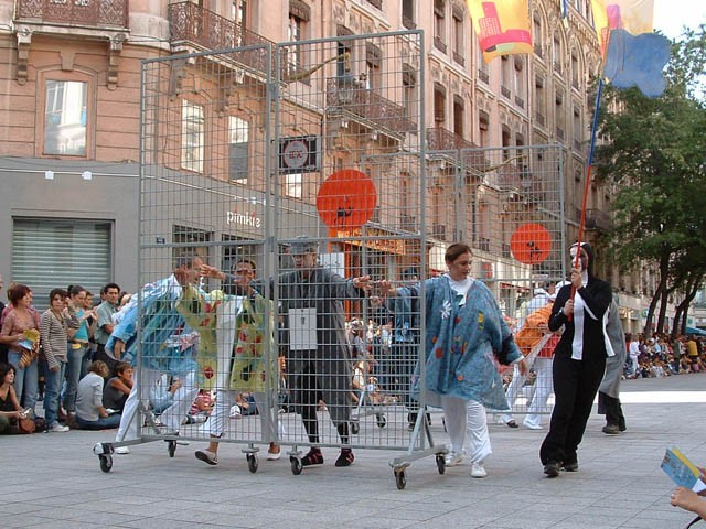 Le Monde des Villes, les Villes du Monde - Défilé de la Biennale de la Danse de Lyon, édition 2006 - le dim. 17 septembre 2006, à Lyon, entre les places des Terreaux et Bellecour, via la Rue de la Rép — « Le Monde des Villes, les Villes du Monde - Défilé de la Biennale de la Danse de Lyon, édition 2006 » —