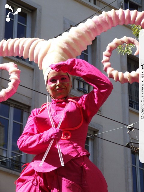 « La Vie en Rose - Défilé de la Biennale de la Danse de Lyon, édition 2010 » – La Vie en Rose - Défilé de la Biennale de la Danse de Lyon, édition 2010, le dim. 12 septembre 2010, à Lyon, entre les places des Terreaux et Bellecour, via la Rue de la République. – mots associés : biennale, danse, défilé, lyon