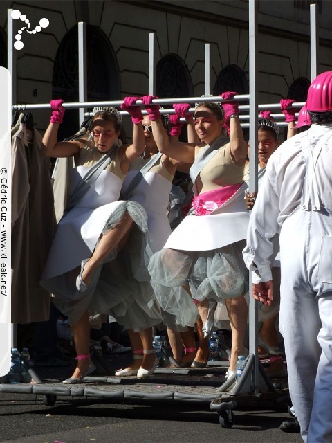 « La Vie en Rose - Défilé de la Biennale de la Danse de Lyon, édition 2010 » – La Vie en Rose - Défilé de la Biennale de la Danse de Lyon, édition 2010, le dim. 12 septembre 2010, à Lyon, entre les places des Terreaux et Bellecour, via la Rue de la République. – mots associés : biennale, danse, défilé, lyon