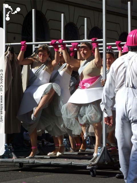 « La Vie en Rose - Défilé de la Biennale de la Danse de Lyon, édition 2010 » — La Vie en Rose - Défilé de la Biennale de la Danse de Lyon, édition 2010, le dim. 12 septembre 2010, à Lyon, entre les places des Terreaux et Bellecour, via la Rue de la République. — mots associés : biennale, danse, défilé, lyon