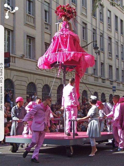 « La Vie en Rose - Défilé de la Biennale de la Danse de Lyon, édition 2010 » – La Vie en Rose - Défilé de la Biennale de la Danse de Lyon, édition 2010, le dim. 12 septembre 2010, à Lyon, entre les places des Terreaux et Bellecour, via la Rue de la République. – mots associés : biennale, danse, défilé, lyon