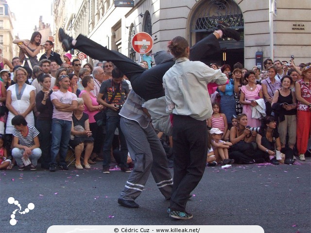 « La Vie en Rose - Défilé de la Biennale de la Danse de Lyon, édition 2010 » — La Vie en Rose - Défilé de la Biennale de la Danse de Lyon, édition 2010, le dim. 12 septembre 2010, à Lyon, entre les places des Terreaux et Bellecour, via la Rue de la République. — mots associés : biennale, danse, défilé, lyon