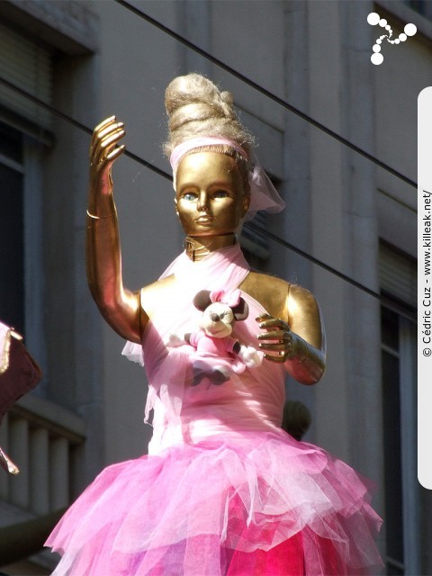 « La Vie en Rose - Défilé de la Biennale de la Danse de Lyon, édition 2010 » – La Vie en Rose - Défilé de la Biennale de la Danse de Lyon, édition 2010, le dim. 12 septembre 2010, à Lyon, entre les places des Terreaux et Bellecour, via la Rue de la République. – mots associés : biennale, danse, défilé, lyon