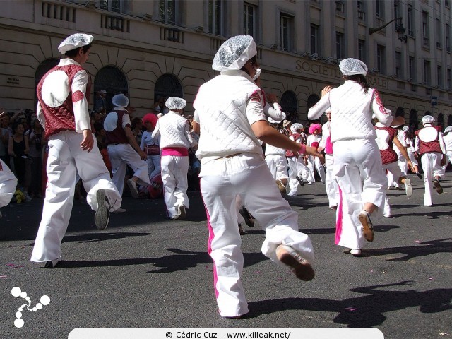 « La Vie en Rose - Défilé de la Biennale de la Danse de Lyon, édition 2010 » – La Vie en Rose - Défilé de la Biennale de la Danse de Lyon, édition 2010, le dim. 12 septembre 2010, à Lyon, entre les places des Terreaux et Bellecour, via la Rue de la République. – mots associés : biennale, danse, défilé, lyon