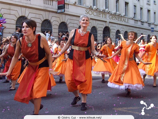 « La Vie en Rose - Défilé de la Biennale de la Danse de Lyon, édition 2010 » – La Vie en Rose - Défilé de la Biennale de la Danse de Lyon, édition 2010, le dim. 12 septembre 2010, à Lyon, entre les places des Terreaux et Bellecour, via la Rue de la République. – mots associés : biennale, danse, défilé, lyon