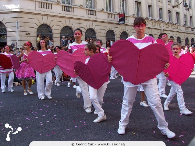 « La Vie en Rose - Défilé de la Biennale de la Danse de Lyon, édition 2010 » — La Vie en Rose - Défilé de la Biennale de la Danse de Lyon, édition 2010, le dim. 12 septembre 2010, à Lyon, entre les places des Terreaux et Bellecour, via la Rue de la République. — mots associés : biennale, danse, défilé, lyon